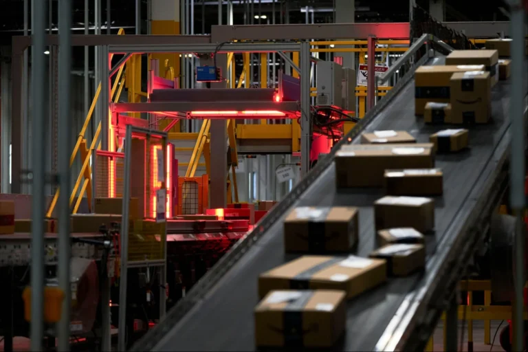 Amazon Will Restart Theft Screenings for Warehouse Workers